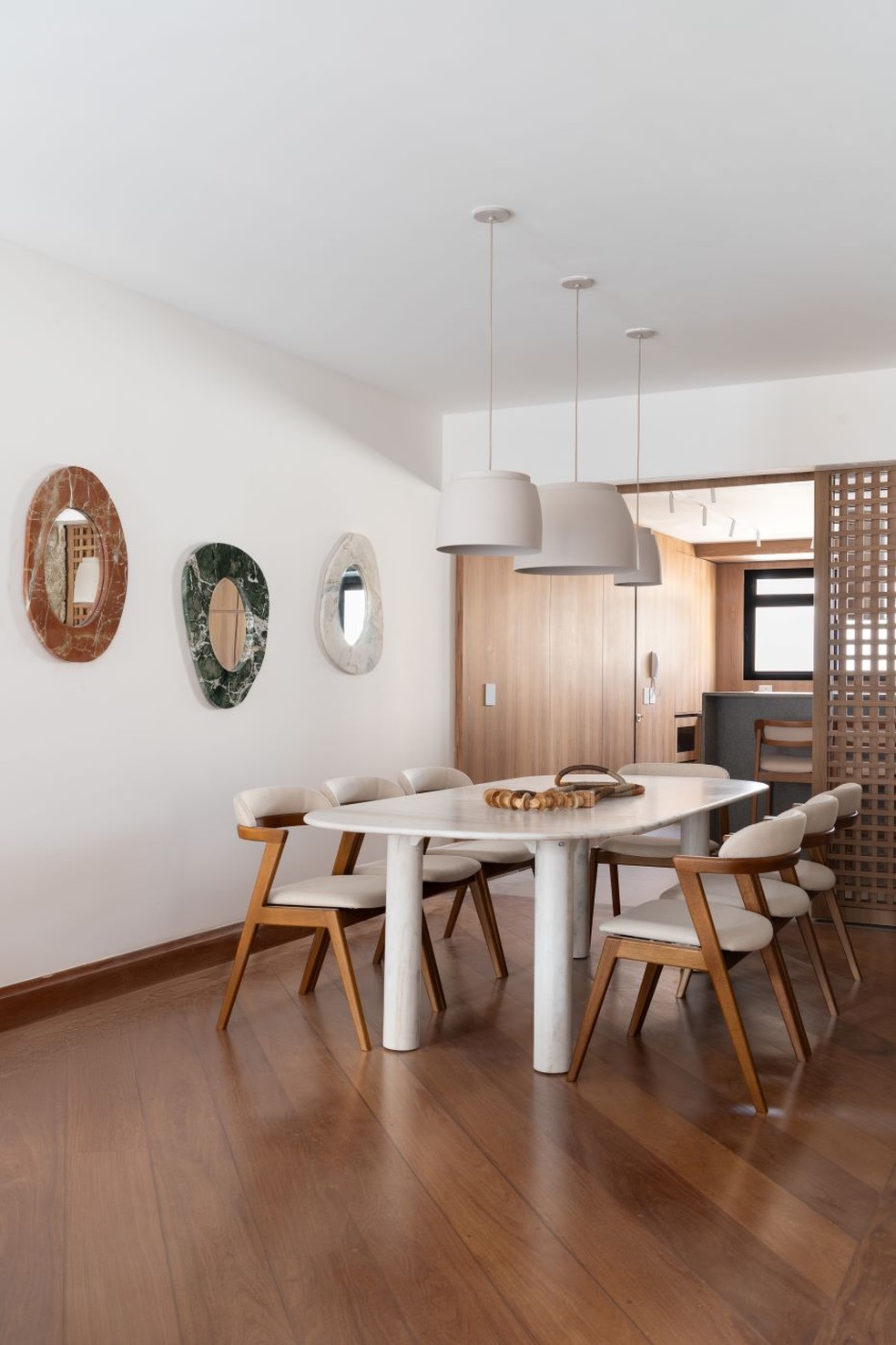 No projeto do escritório MonneArt Arquitetura, o mármore Branco Paraná é usado na moldura dos espelhos concebidos pelo escritório — Foto: Daniela Magario/Divulgação