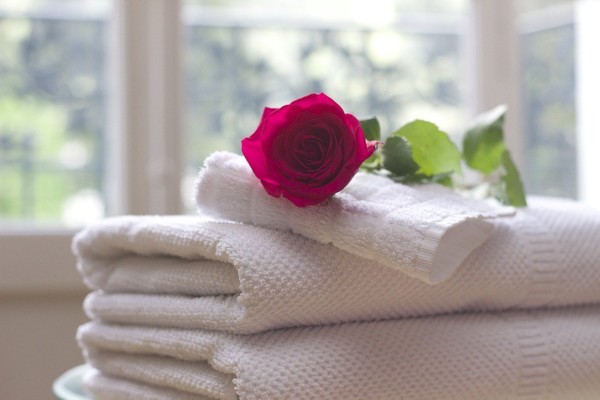 Como dobrar e guardar as toalhas de banho 