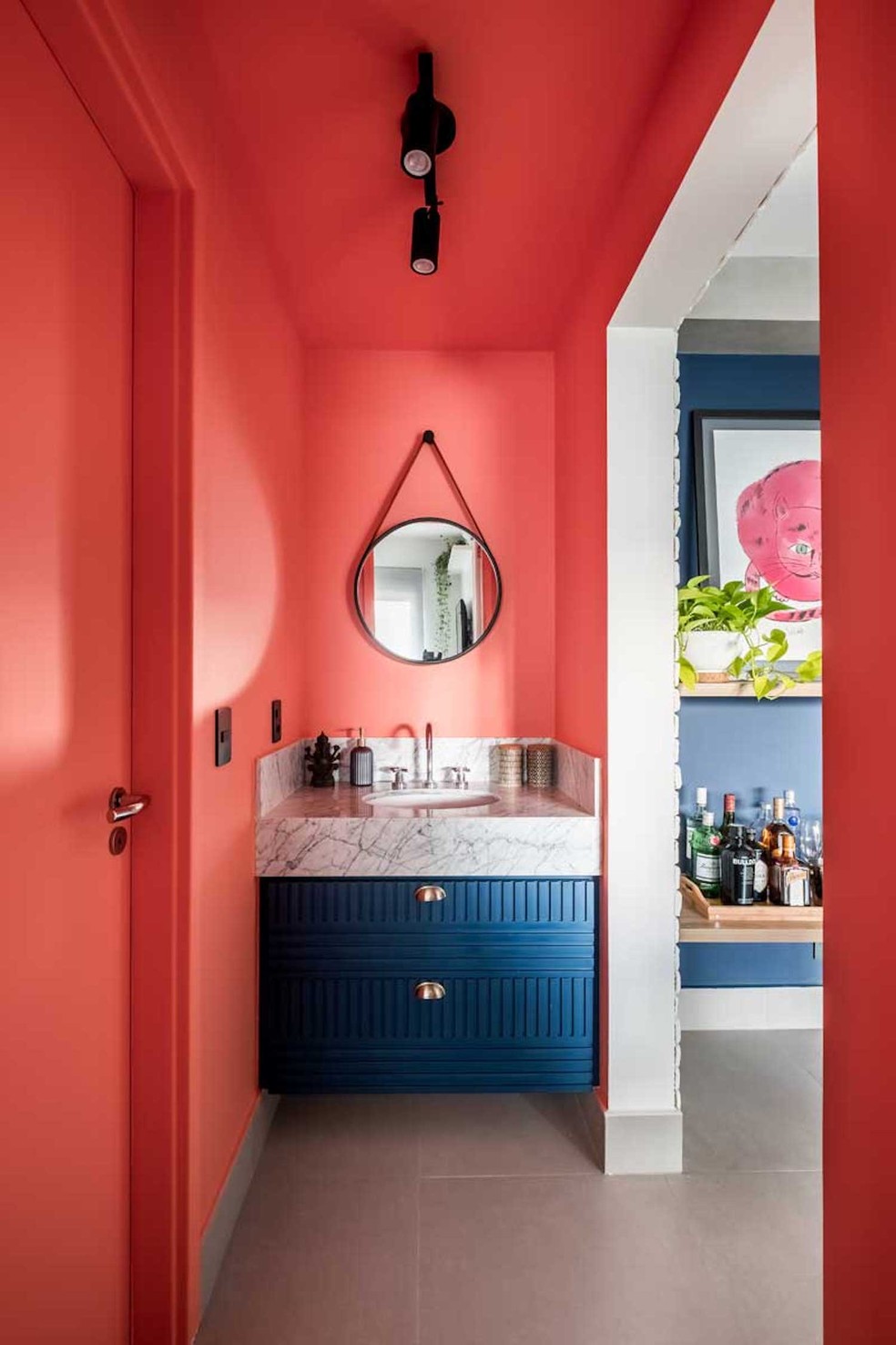 No hall com lavabo, o frontão usado pelas arquitetas do Studio 92 Arquitetura é mais alto para proteger a parede com pintura — Foto: Natalia Artaxo / Divulgação