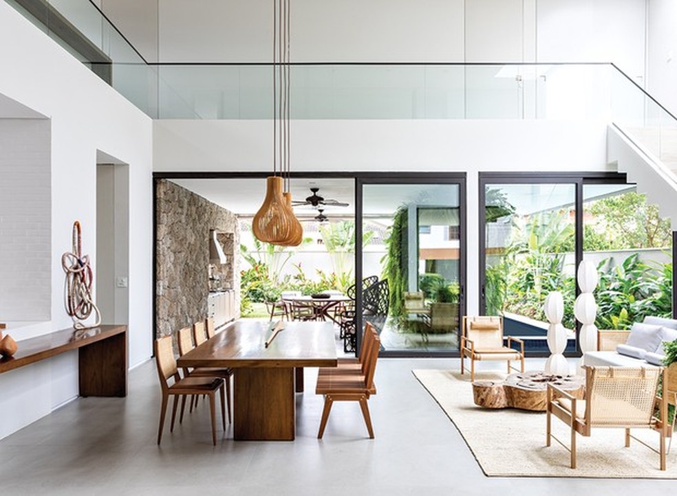 Aproveitar a luz natural em casa contribui para o bem-estar e ajuda a reduzir o consumo de energia elétrica. Na foto, casa de praia projetada por Rua 141 Arquitetura e Zalc Arquitetura — Foto:  Fran Parente / Divulgação
