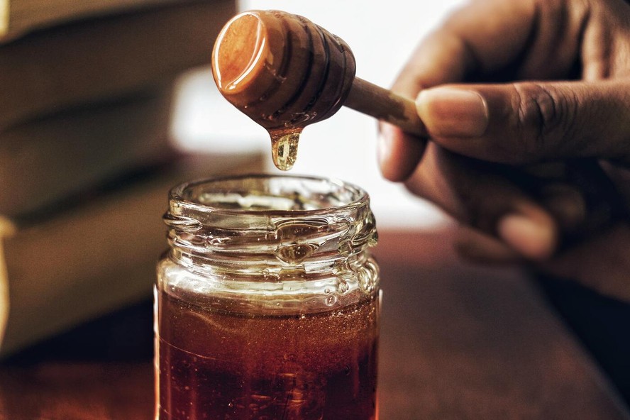 Aprenda cinco receitas agridoces com mel para incrementar o cardápio do dia a dia