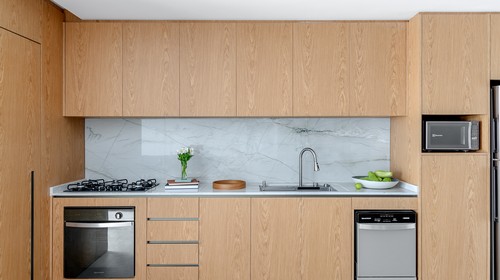 Cozinha linear: 13 inspirações práticas para projetar o cômodo em uma parede só 