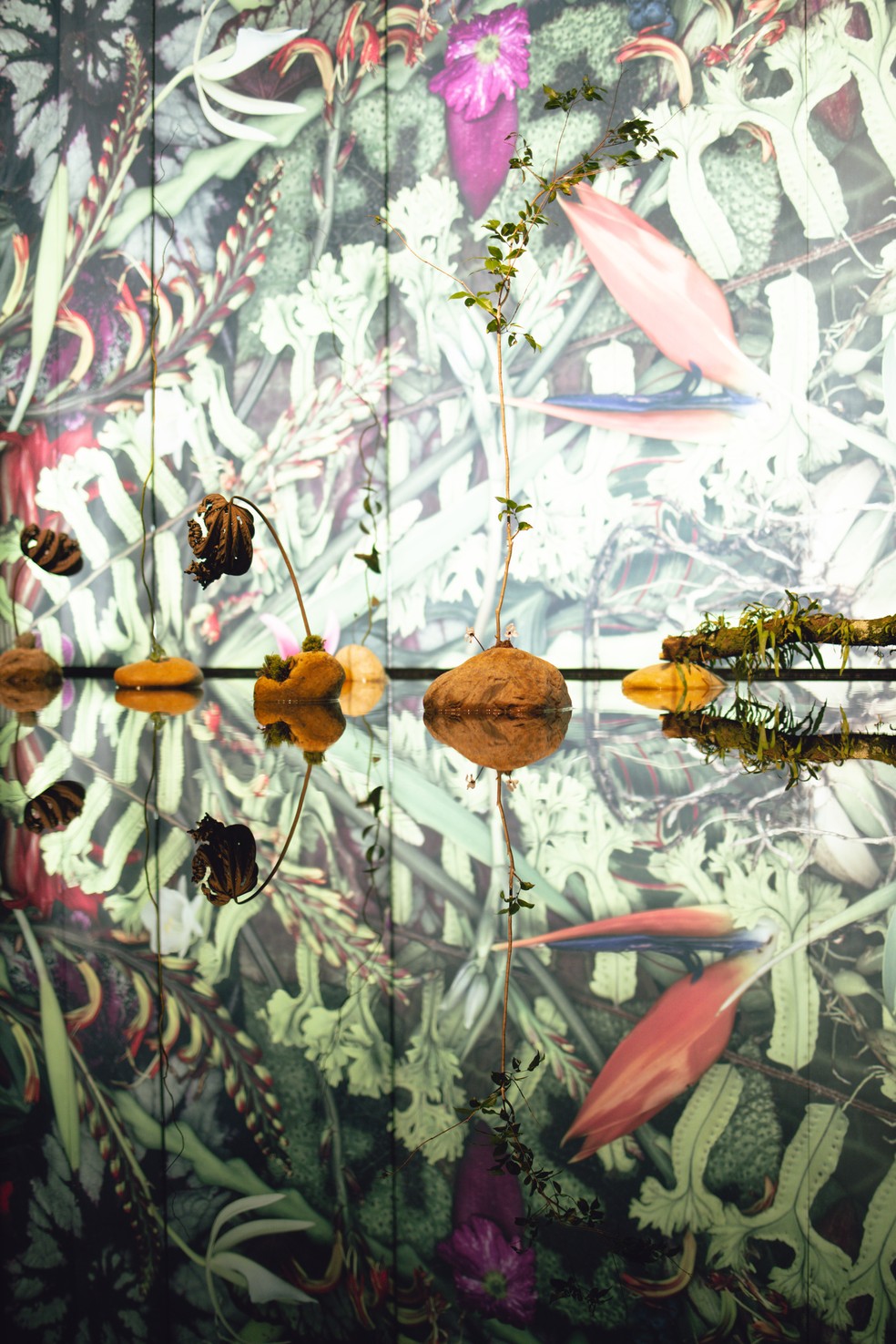 Espelho d'água promove um ambiente ainda mais imersivo nos 188 m² da mostra — Foto: Divulgação / Estevam Romena