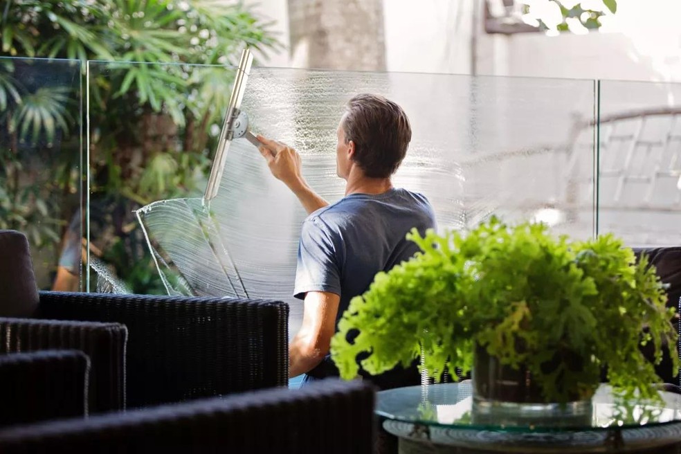 Você pode limpar os vidros com uma mistura de água com detergente neutro, assim você retira as gorduras de vidros mais sujos, como os que ficam próximos à churrasqueiras ou à cozinha (Foto: Pexels / Nathan Cowley / CreativeCommons) — Foto: Casa e Jardim