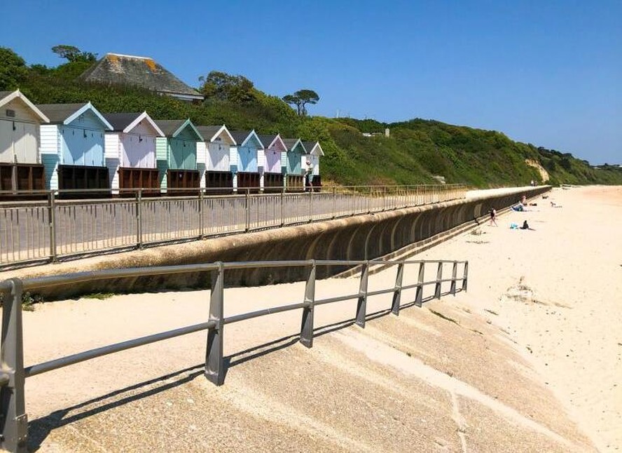 Uma cabana está à venda por R$ 600 mil no litoral da Inglaterra