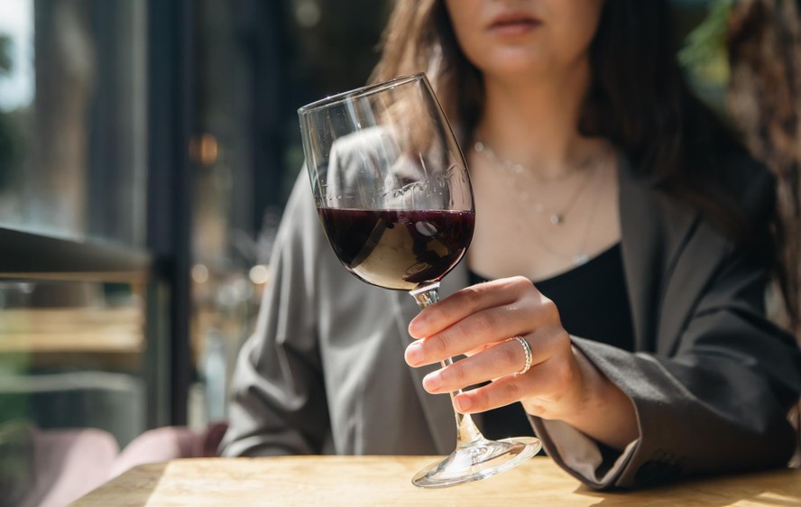 Girar a taça e cheirar permite identificar características do vinho antes mesmo de colocá-lo na boca
