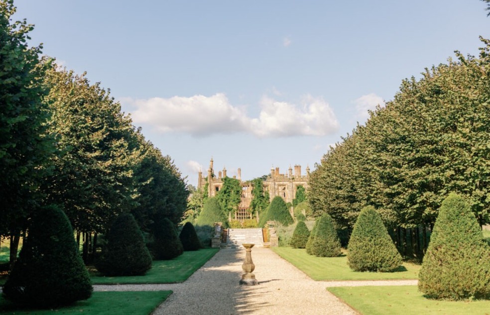 O jardim formal da Parnham House, com topiarias geométricas e caminhos simétricos, faz parte da paisagem histórica da propriedade, que ocupa cerca de 53 hectares em Dorset, na Inglaterra — Foto: Divulgação