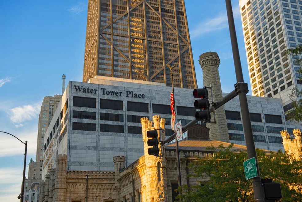 Prédio Water Tower Place em Chicago, onde Oprah Winfrey comprou seu apartamento — Foto: Helen Sessions / Alamy Stock Photo / Reprodução