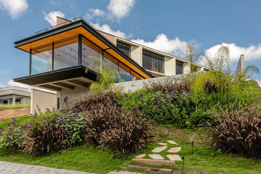 Terreno em aclive norteia projeto de casa com 830 m² integrada à natureza