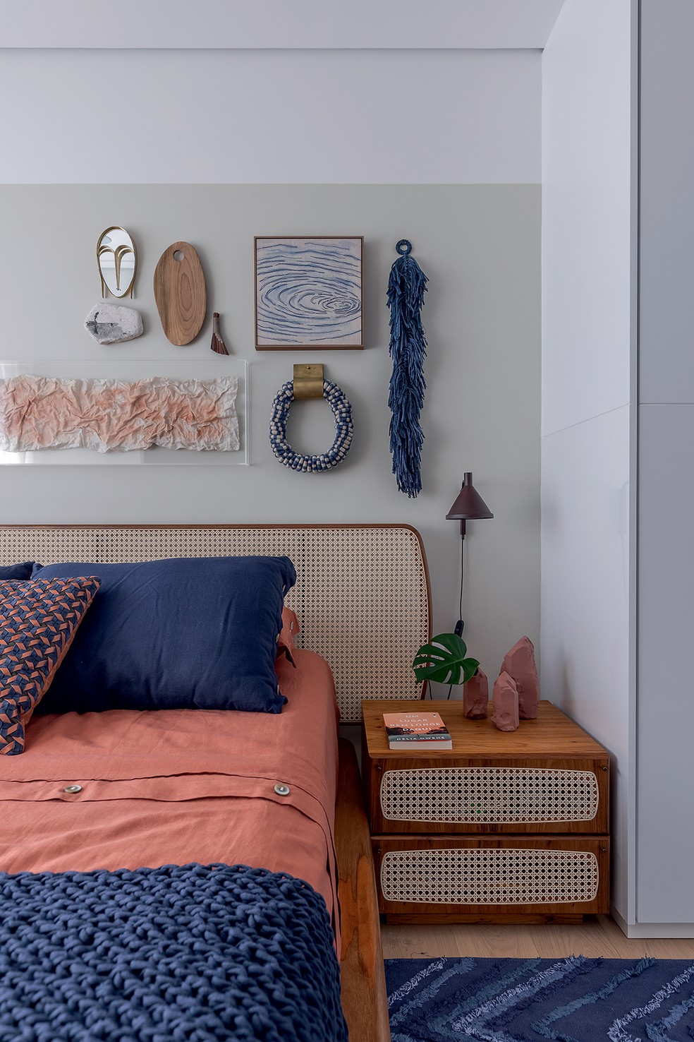 No quarto do casal, parte da parede é pintada em um delicado tom de cinza. Projeto da arquiteta Beatriz Quinelato — Foto: Rafael Renzo / Divulgação