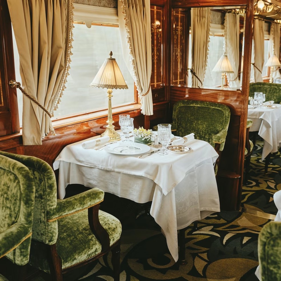 As refeições do Orient Express são servidas em diferentes vagões-restaurante finamente decorados — Foto: Belmond / Reprodução
