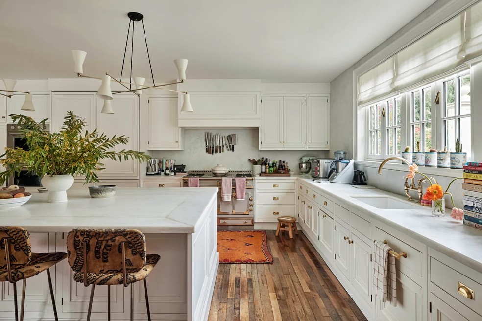 A cozinha é um dos lugares favoritos de Benny Blanco — Foto: Jenna Peffley / Reprodução