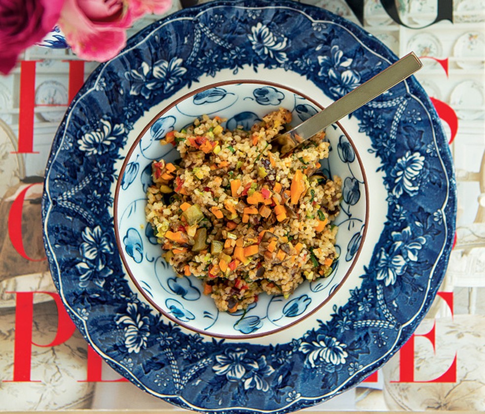 Salada de sêmola com legumes grelhados, nuts e frutas secas ao perfume de especiarias — Foto: Cacá Bratke / Casa e Comida