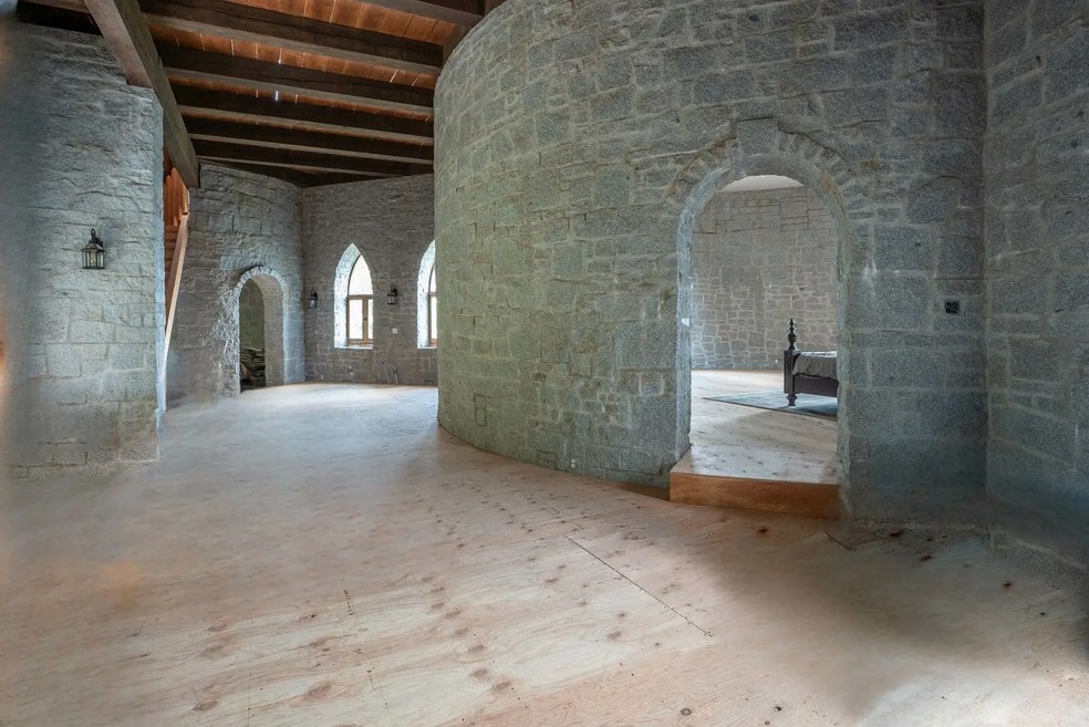 A arquitetura e o acabamento são fiéis ao estilo medieval — Foto: Coldwell Banker / Divulgação