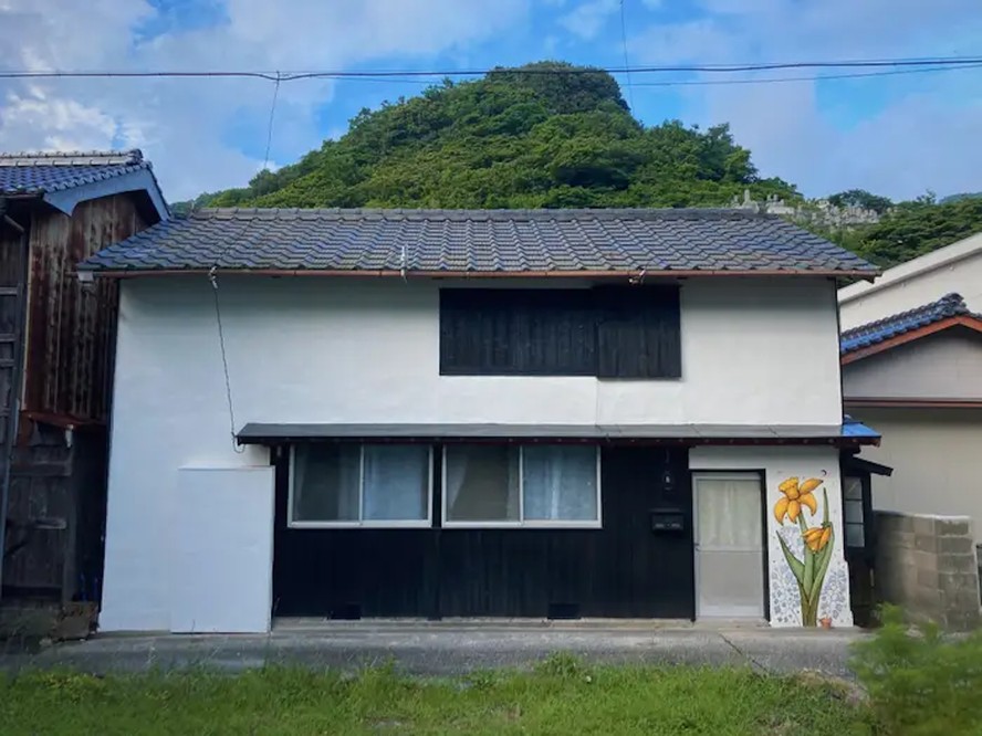 A fachada da casa abandonada em Shikoku foi pintada e recebeu uma delicada pintura de flor