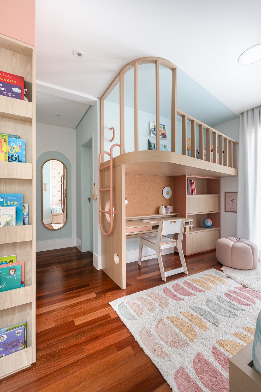 Quarto infantil de 14 m² aposta em candy colors e mezanino como ...