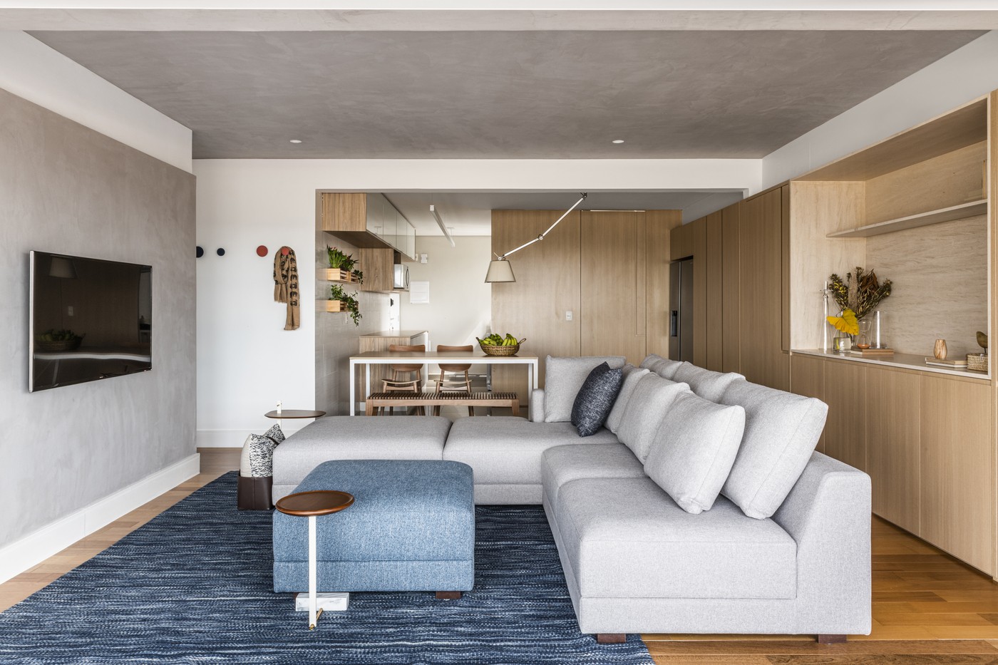 Reforma confere uma nova atmosfera em apartamento já habitado por família