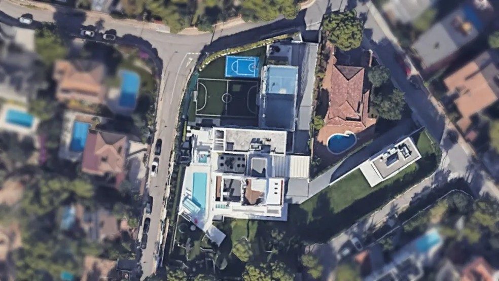 A mansão de Messi na cidade de Castelldefels, perto de Barcelona, tem academia, spa, home theater, piscina e campo de futebol no quintal — Foto: Google Earth/Reprodução