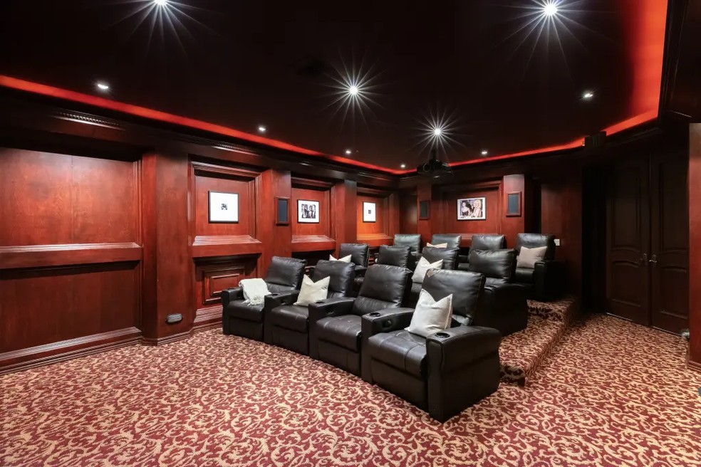 A sala de cinema da mansão tem sofás espaçosos e confortáveis — Foto: Wayne Ford / Reprodução