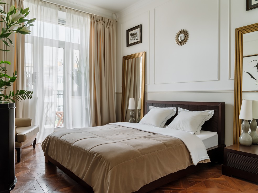 Quarto com boiserie: como usar o elemento + 22 ideias encantadoras para ...