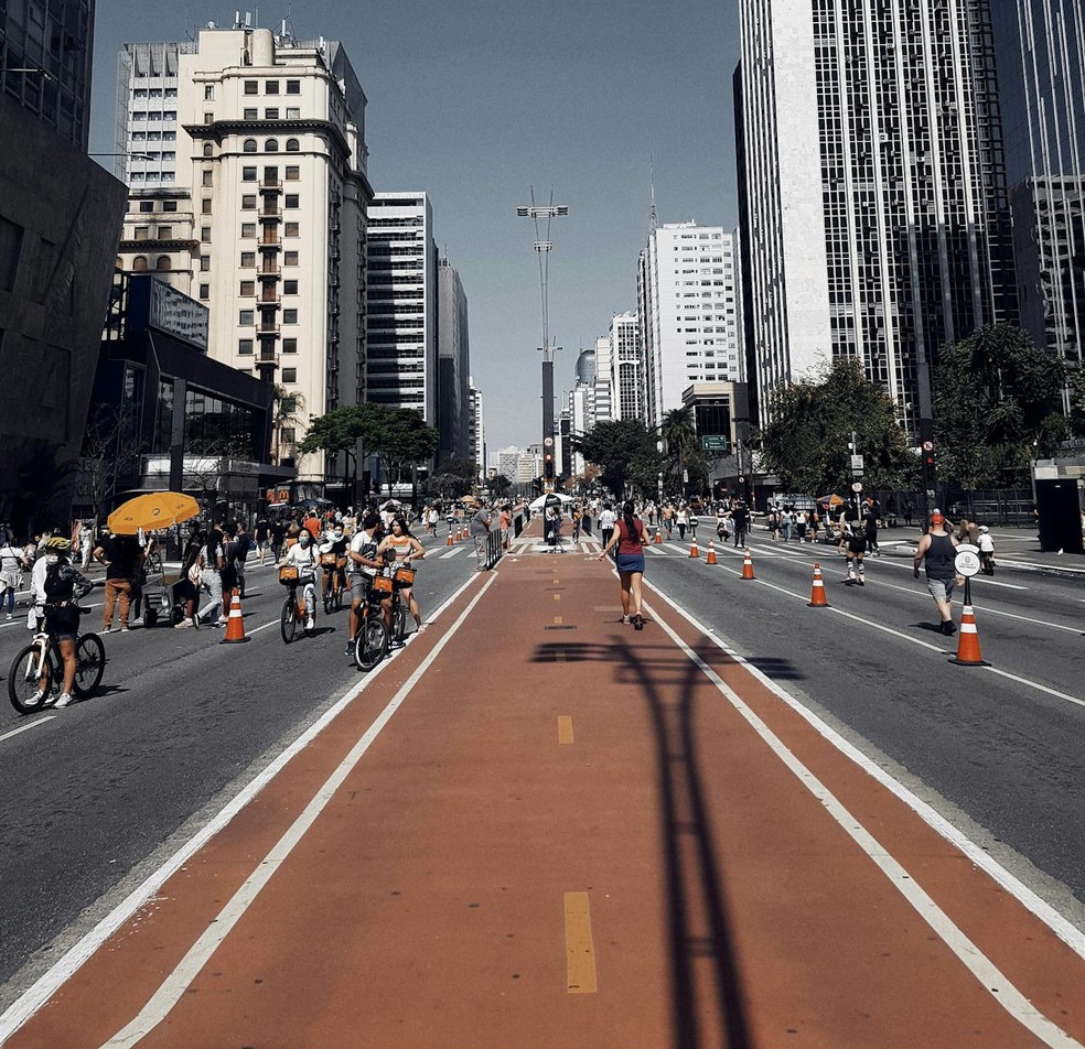 A Avenida Paulista aos domingos: sem carros, a via se transforma em espaço de convivência, lazer e mobilidade ativa para pedestres e ciclistas — Foto: Pexels/Andre Moura/Creative Commons