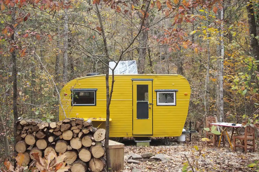 Camper amarelo do acampamento Grits Solar, Tennessee, EUA