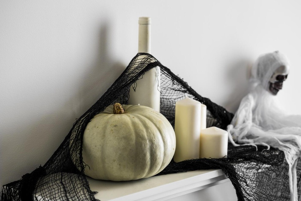 Adicione texturas à decoração de Halloween com abóbora, meia arrastão preta e velas brancas — Foto: Freepik/Creative Commons