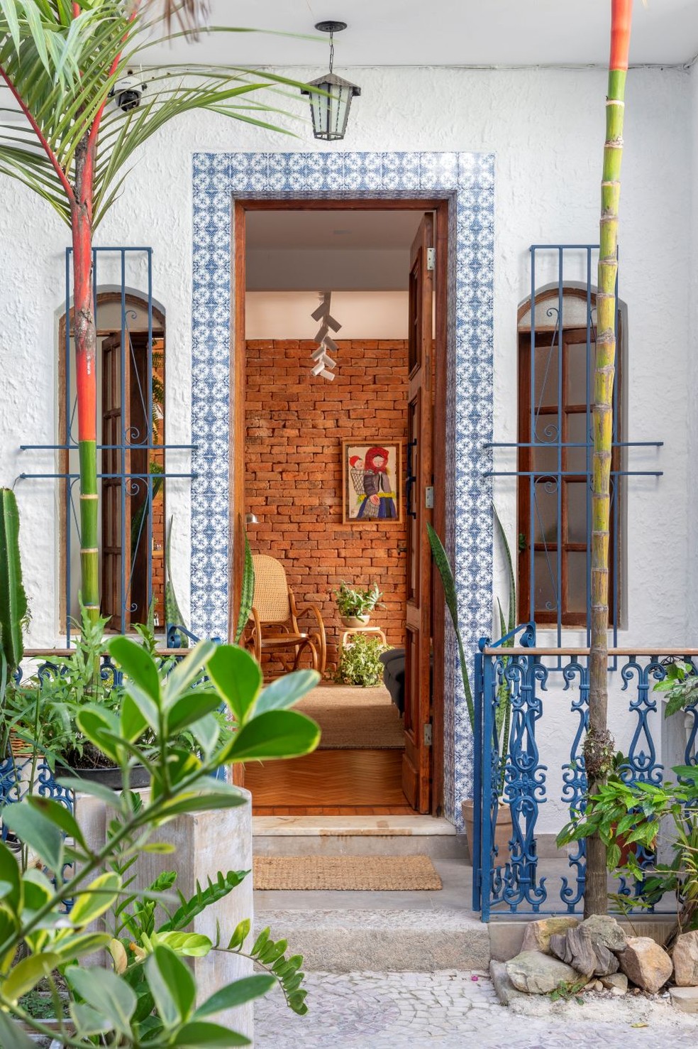 Reforma em casa de vila preserva arquitetura e inclui toques vintage