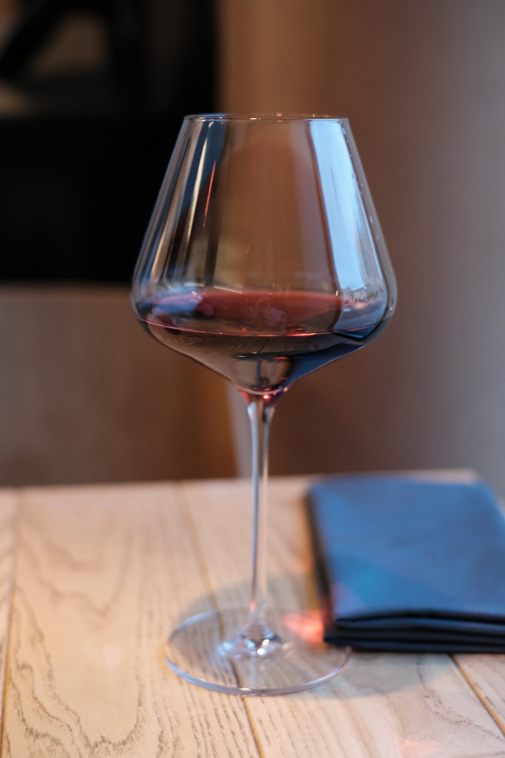 As taças de vinho devem ser preferencialmente lavadas com água quente. Caso use detergente, opte pelo neutro — Foto: Unsplash / @valeriater / CreativeCommons