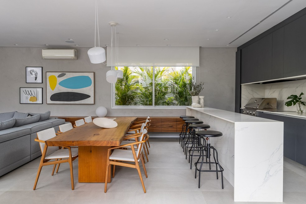 Sala de estar e espaço gourmet estão integrados nesta casa de 430 m²