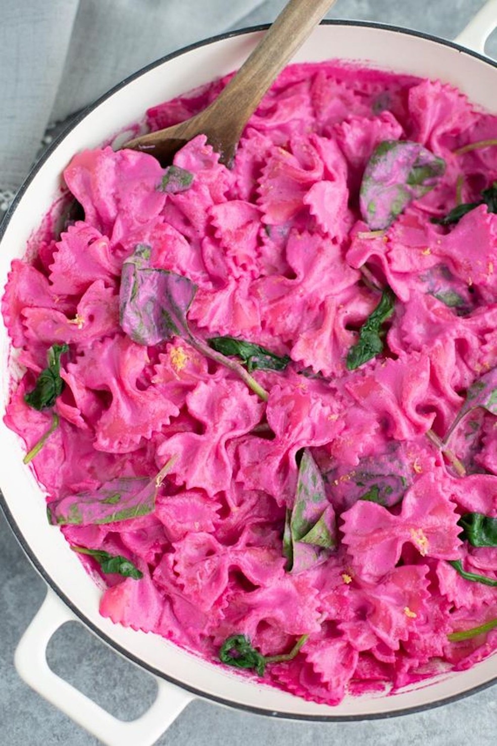 A massa tradicional leva beterraba no molhos para ganhar esse tom cor-de-rosa da Barbie — Foto: Pinterest / Stacey Homemaker / Reprodução