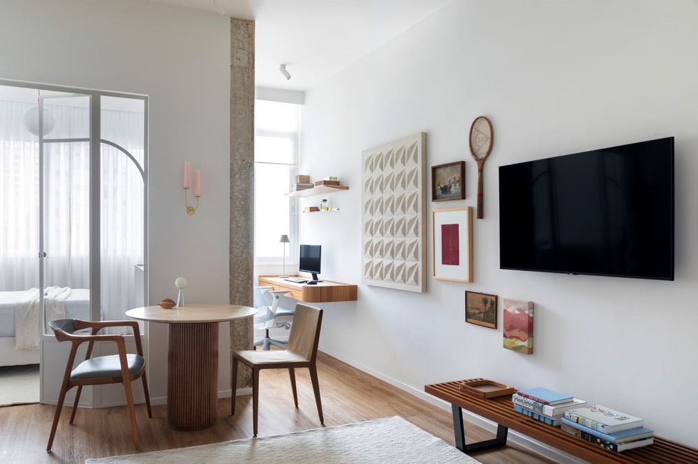 Como fazer a TV ficar bonita na sala de estar: dicas + 40 inspirações