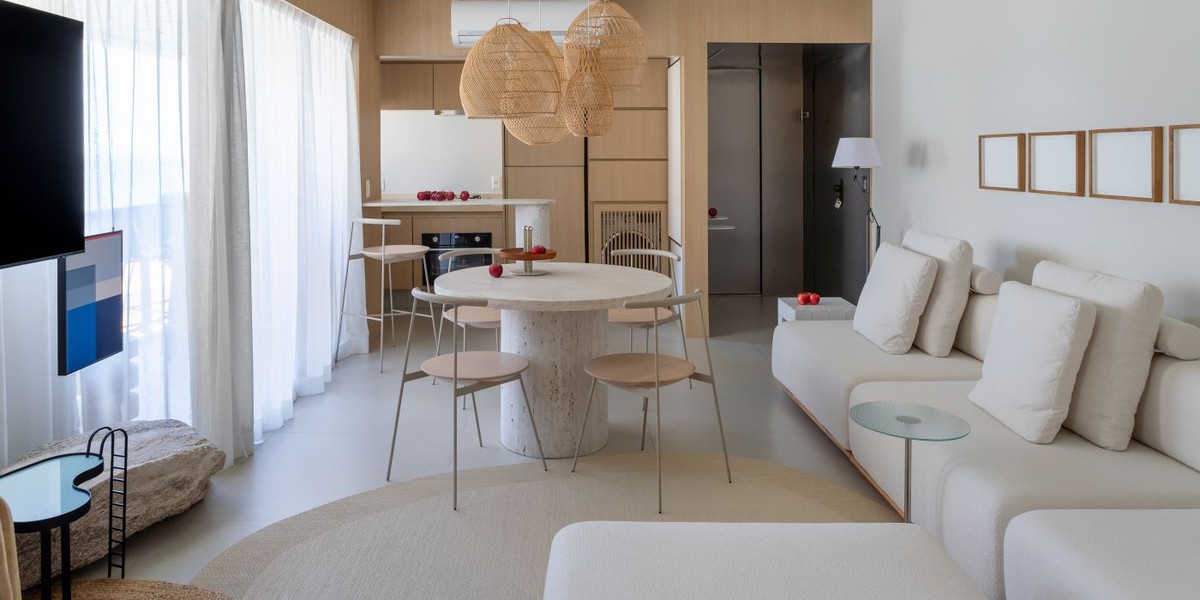 Cores claras, madeira e texturas resultam em apartamento acolhedor