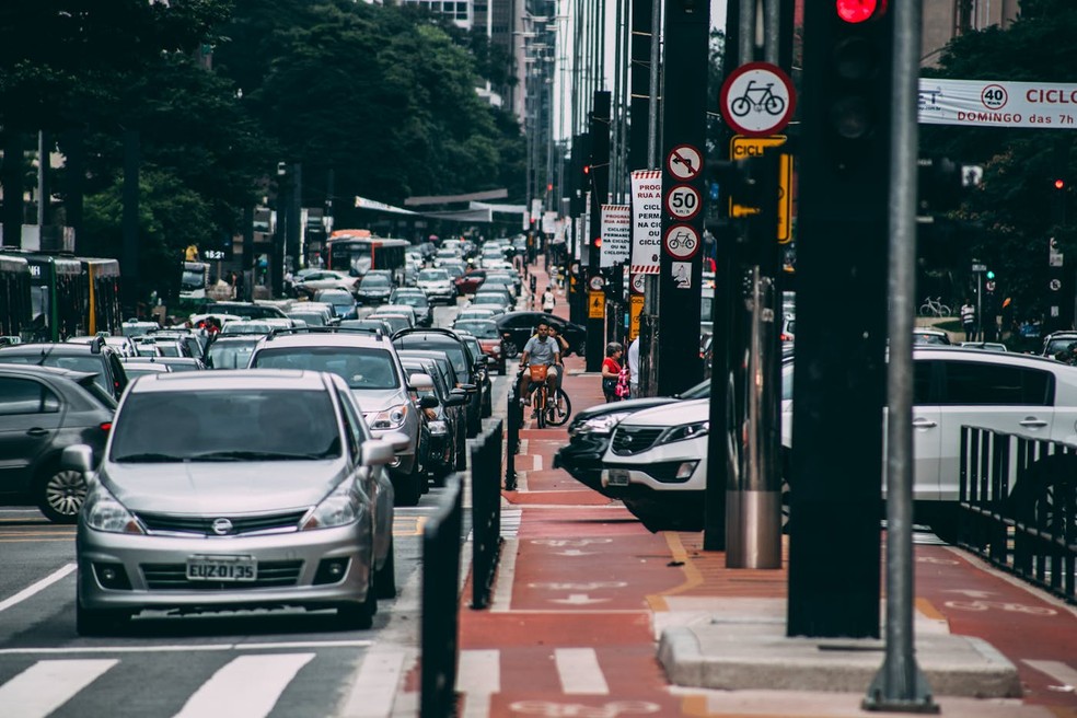 O trânsito intenso nas grandes cidades brasileiras reflete a prioridade dada aos veículos individuais — Foto: Pexels/Kaique Rocha/Creative Commons