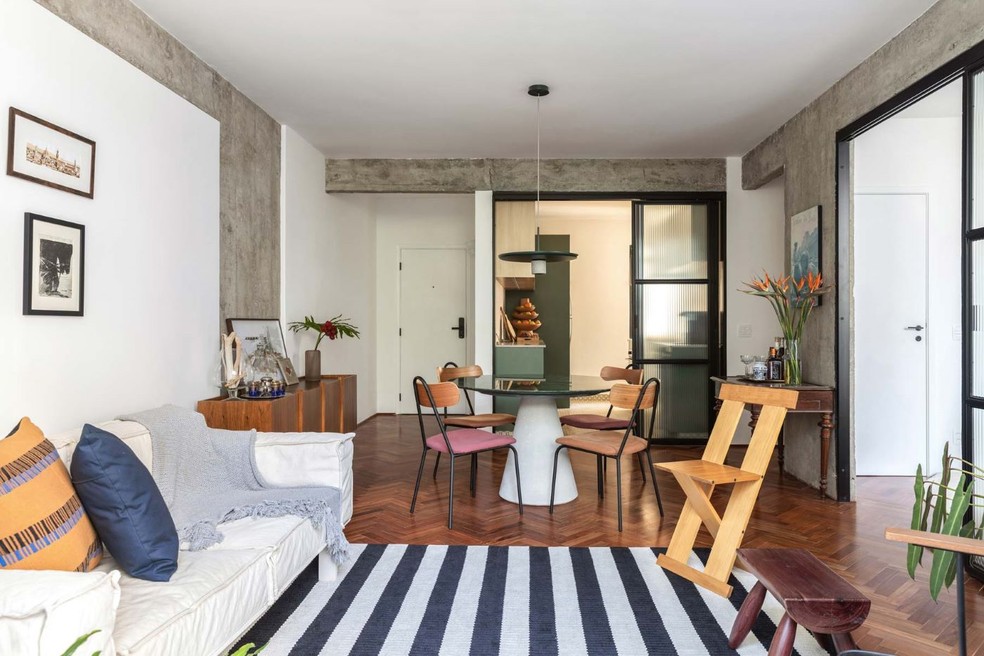 Renovação de apartamento antigo harmoniza paisagem urbana e natureza