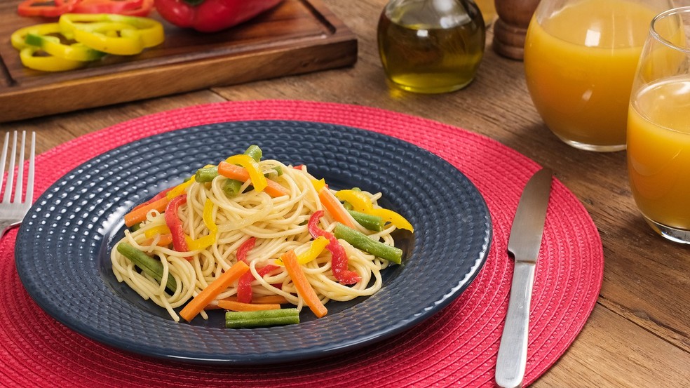 Receita de espaguete com legumes é uma boa aposta para aproveitar os ingredientes da despensa — Foto: Grupo Selmi / Divulgação